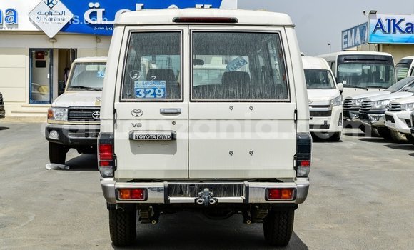 Nunua Imported Toyota Land Cruiser Nyeupe Gari ndani ya Import - Dubai nchini Arusha Nunua Imported Toyota Land Cruiser Nyeupe Gari ndani ya Import - Dubai nchini Arusha
