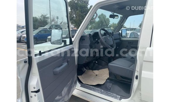 Buy Import Toyota Land Cruiser White Car in Import - Dubai in Arusha Buy Import Toyota Land Cruiser White Car in Import - Dubai in Arusha