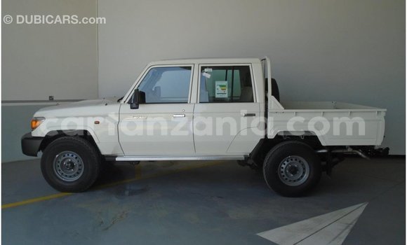 Nunua Imported Toyota Land Cruiser Nyeupe Gari ndani ya Import - Dubai nchini Arusha Nunua Imported Toyota Land Cruiser Nyeupe Gari ndani ya Import - Dubai nchini Arusha