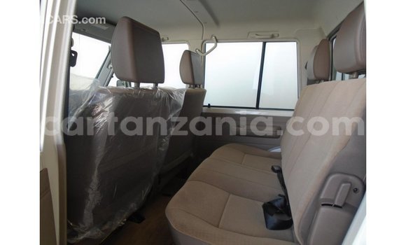 Nunua Imported Toyota Land Cruiser Nyeupe Gari ndani ya Import - Dubai nchini Arusha Nunua Imported Toyota Land Cruiser Nyeupe Gari ndani ya Import - Dubai nchini Arusha