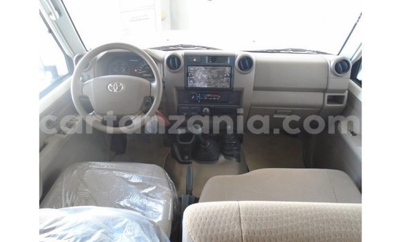 Nunua Imported Toyota Land Cruiser Nyeupe Gari ndani ya Import - Dubai nchini Arusha Nunua Imported Toyota Land Cruiser Nyeupe Gari ndani ya Import - Dubai nchini Arusha