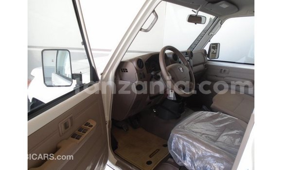 Nunua Imported Toyota Land Cruiser Nyeupe Gari ndani ya Import - Dubai nchini Arusha Nunua Imported Toyota Land Cruiser Nyeupe Gari ndani ya Import - Dubai nchini Arusha