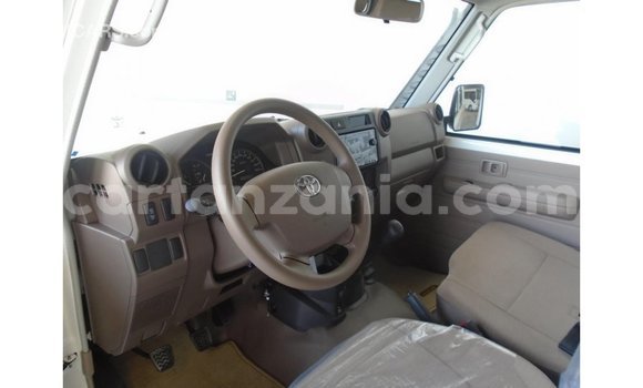 Nunua Imported Toyota Land Cruiser Nyeupe Gari ndani ya Import - Dubai nchini Arusha Nunua Imported Toyota Land Cruiser Nyeupe Gari ndani ya Import - Dubai nchini Arusha