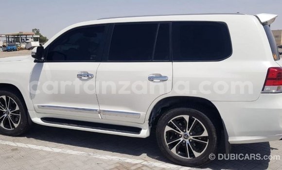 Nunua Imported Toyota Land Cruiser Nyeupe Gari ndani ya Import - Dubai nchini Arusha Nunua Imported Toyota Land Cruiser Nyeupe Gari ndani ya Import - Dubai nchini Arusha
