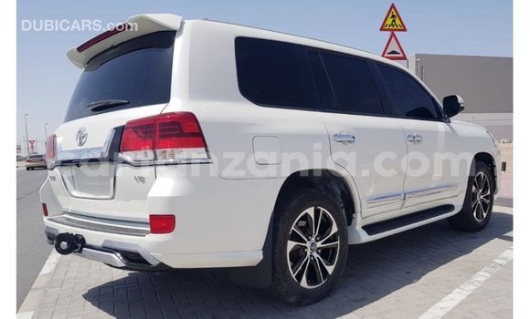 Nunua Imported Toyota Land Cruiser Nyeupe Gari ndani ya Import - Dubai nchini Arusha Nunua Imported Toyota Land Cruiser Nyeupe Gari ndani ya Import - Dubai nchini Arusha