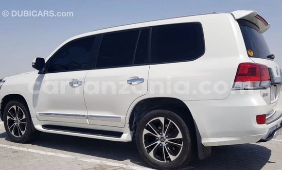 Nunua Imported Toyota Land Cruiser Nyeupe Gari ndani ya Import - Dubai nchini Arusha Nunua Imported Toyota Land Cruiser Nyeupe Gari ndani ya Import - Dubai nchini Arusha
