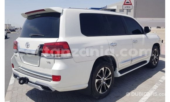 Nunua Imported Toyota Land Cruiser Nyeupe Gari ndani ya Import - Dubai nchini Arusha Nunua Imported Toyota Land Cruiser Nyeupe Gari ndani ya Import - Dubai nchini Arusha