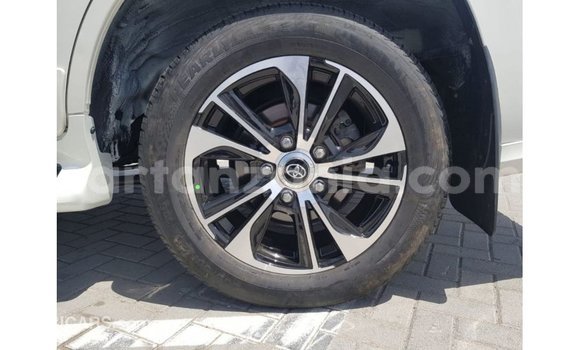 Nunua Imported Toyota Land Cruiser Nyeupe Gari ndani ya Import - Dubai nchini Arusha Nunua Imported Toyota Land Cruiser Nyeupe Gari ndani ya Import - Dubai nchini Arusha