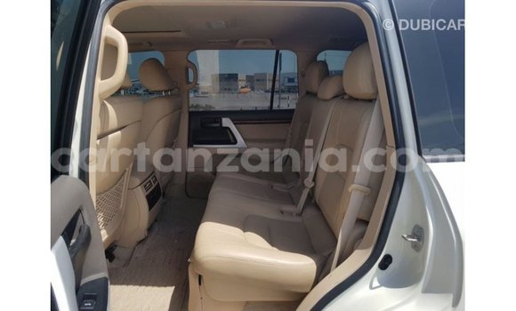 Nunua Imported Toyota Land Cruiser Nyeupe Gari ndani ya Import - Dubai nchini Arusha Nunua Imported Toyota Land Cruiser Nyeupe Gari ndani ya Import - Dubai nchini Arusha