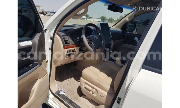 Nunua Imported Toyota Land Cruiser Nyeupe Gari ndani ya Import - Dubai nchini Arusha Nunua Imported Toyota Land Cruiser Nyeupe Gari ndani ya Import - Dubai nchini Arusha