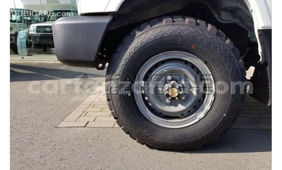 Nunua Imported Toyota Land Cruiser Nyeupe Gari ndani ya Import - Dubai nchini Arusha Nunua Imported Toyota Land Cruiser Nyeupe Gari ndani ya Import - Dubai nchini Arusha