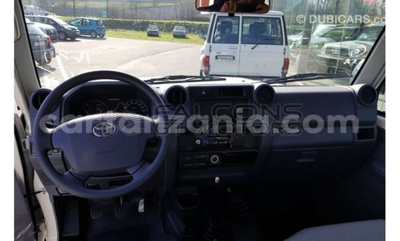 Nunua Imported Toyota Land Cruiser Nyeupe Gari ndani ya Import - Dubai nchini Arusha Nunua Imported Toyota Land Cruiser Nyeupe Gari ndani ya Import - Dubai nchini Arusha