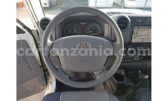 Buy Import Toyota Land Cruiser White Car in Import - Dubai in Arusha Buy Import Toyota Land Cruiser White Car in Import - Dubai in Arusha