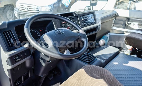 Nunua Imported Toyota Coaster Nyeupe Gari ndani ya Import - Dubai nchini Arusha Nunua Imported Toyota Coaster Nyeupe Gari ndani ya Import - Dubai nchini Arusha