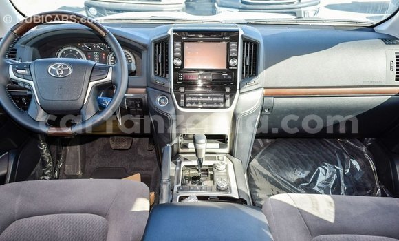Nunua Imported Toyota Land Cruiser Nyeupe Gari ndani ya Import - Dubai nchini Arusha Nunua Imported Toyota Land Cruiser Nyeupe Gari ndani ya Import - Dubai nchini Arusha