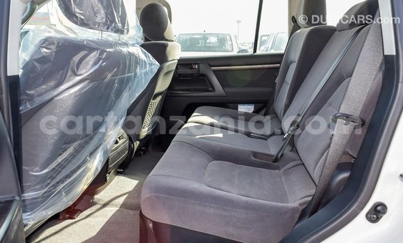 Nunua Imported Toyota Land Cruiser Nyeupe Gari ndani ya Import - Dubai nchini Arusha Nunua Imported Toyota Land Cruiser Nyeupe Gari ndani ya Import - Dubai nchini Arusha