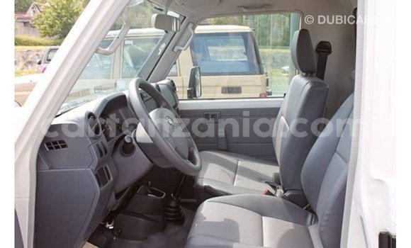 Nunua Imported Toyota Land Cruiser Nyeupe Gari ndani ya Import - Dubai nchini Arusha Nunua Imported Toyota Land Cruiser Nyeupe Gari ndani ya Import - Dubai nchini Arusha