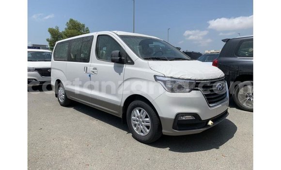 Nunua Imported Hyundai Accent Nyeupe Gari ndani ya Import - Dubai nchini Arusha Nunua Imported Hyundai Accent Nyeupe Gari ndani ya Import - Dubai nchini Arusha