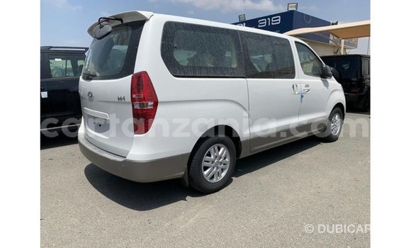 Nunua Imported Hyundai Accent Nyeupe Gari ndani ya Import - Dubai nchini Arusha Nunua Imported Hyundai Accent Nyeupe Gari ndani ya Import - Dubai nchini Arusha