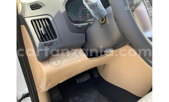 Nunua Imported Hyundai Accent Nyeupe Gari ndani ya Import - Dubai nchini Arusha Nunua Imported Hyundai Accent Nyeupe Gari ndani ya Import - Dubai nchini Arusha