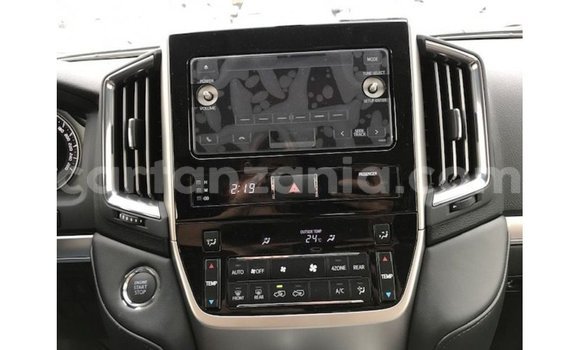 Nunua Imported Toyota Land Cruiser Nyeupe Gari ndani ya Import - Dubai nchini Arusha Nunua Imported Toyota Land Cruiser Nyeupe Gari ndani ya Import - Dubai nchini Arusha