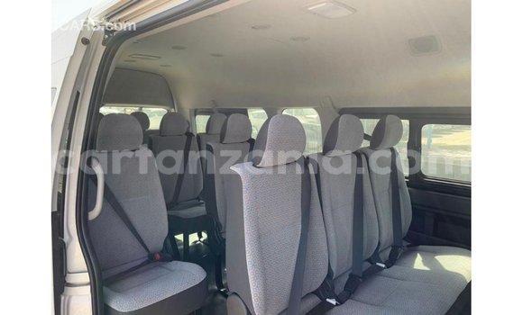 Nunua Imported Toyota Hiace Nyeupe Gari ndani ya Import - Dubai nchini Arusha Nunua Imported Toyota Hiace Nyeupe Gari ndani ya Import - Dubai nchini Arusha