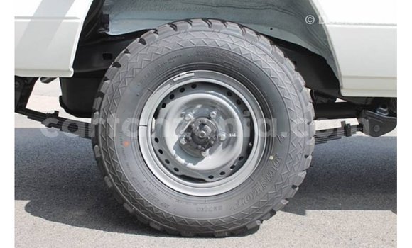 Nunua Imported Toyota Land Cruiser Nyeupe Gari ndani ya Import - Dubai nchini Arusha Nunua Imported Toyota Land Cruiser Nyeupe Gari ndani ya Import - Dubai nchini Arusha