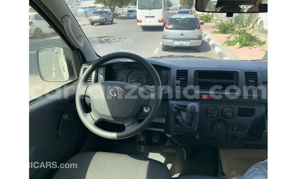 Nunua Imported Toyota Hiace Nyeupe Gari ndani ya Import - Dubai nchini Arusha Nunua Imported Toyota Hiace Nyeupe Gari ndani ya Import - Dubai nchini Arusha