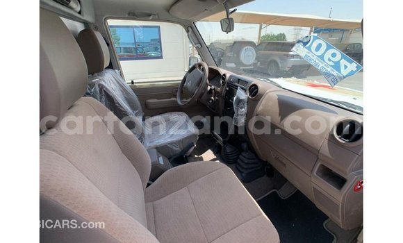 Nunua Imported Toyota Land Cruiser Beige Gari ndani ya Import - Dubai nchini Arusha Nunua Imported Toyota Land Cruiser Beige Gari ndani ya Import - Dubai nchini Arusha