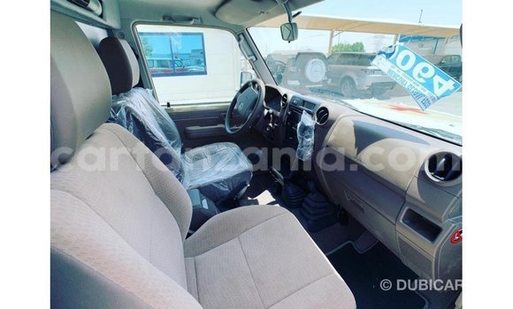 Nunua Imported Toyota Land Cruiser Beige Gari ndani ya Import - Dubai nchini Arusha Nunua Imported Toyota Land Cruiser Beige Gari ndani ya Import - Dubai nchini Arusha