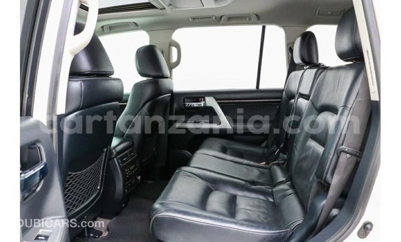 Nunua Imported Toyota Land Cruiser Nyeupe Gari ndani ya Import - Dubai nchini Arusha Nunua Imported Toyota Land Cruiser Nyeupe Gari ndani ya Import - Dubai nchini Arusha