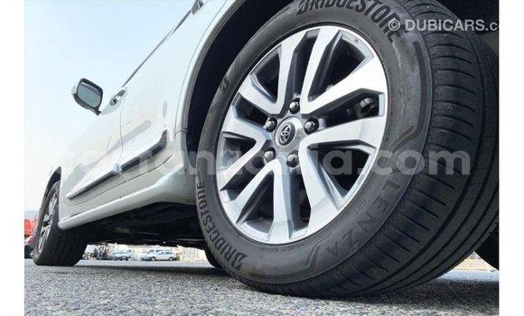 Nunua Imported Toyota Land Cruiser Nyeupe Gari ndani ya Import - Dubai nchini Arusha Nunua Imported Toyota Land Cruiser Nyeupe Gari ndani ya Import - Dubai nchini Arusha