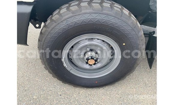 Nunua Imported Toyota Land Cruiser Nyeupe Gari ndani ya Import - Dubai nchini Arusha Nunua Imported Toyota Land Cruiser Nyeupe Gari ndani ya Import - Dubai nchini Arusha