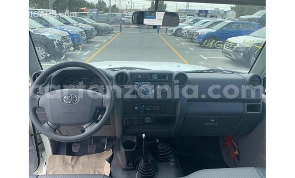 Nunua Imported Toyota Land Cruiser Nyeupe Gari ndani ya Import - Dubai nchini Arusha Nunua Imported Toyota Land Cruiser Nyeupe Gari ndani ya Import - Dubai nchini Arusha