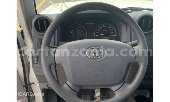Nunua Imported Toyota Land Cruiser Nyeupe Gari ndani ya Import - Dubai nchini Arusha Nunua Imported Toyota Land Cruiser Nyeupe Gari ndani ya Import - Dubai nchini Arusha