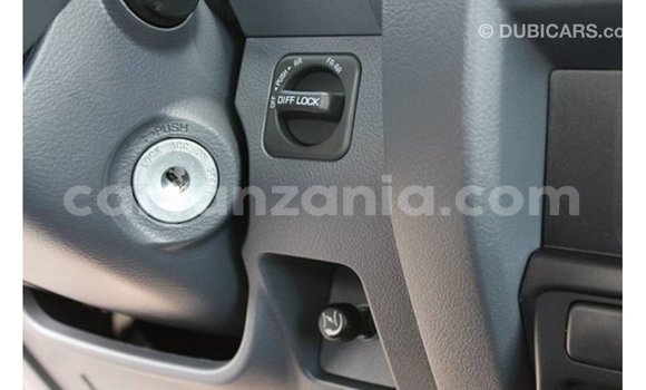 Nunua Imported Toyota Land Cruiser Nyeupe Gari ndani ya Import - Dubai nchini Arusha Nunua Imported Toyota Land Cruiser Nyeupe Gari ndani ya Import - Dubai nchini Arusha