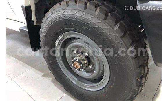 Nunua Imported Toyota Land Cruiser Nyeupe Gari ndani ya Import - Dubai nchini Arusha Nunua Imported Toyota Land Cruiser Nyeupe Gari ndani ya Import - Dubai nchini Arusha