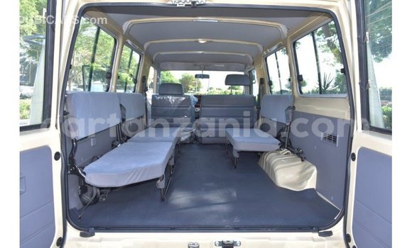 Nunua Imported Toyota Land Cruiser Beige Gari ndani ya Import - Dubai nchini Arusha Nunua Imported Toyota Land Cruiser Beige Gari ndani ya Import - Dubai nchini Arusha