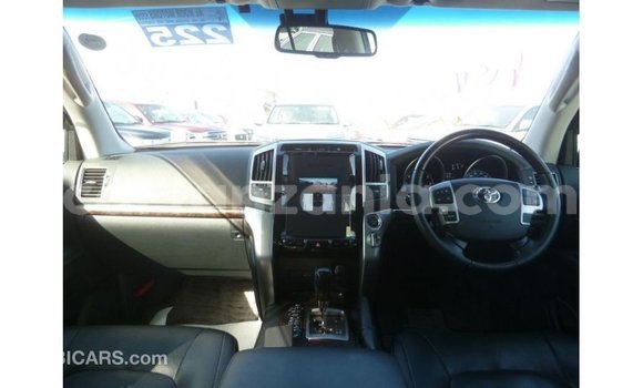 Nunua Imported Toyota Land Cruiser Nyeupe Gari ndani ya Import - Dubai nchini Arusha Nunua Imported Toyota Land Cruiser Nyeupe Gari ndani ya Import - Dubai nchini Arusha