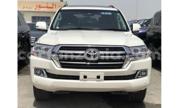 Nunua Imported Toyota Land Cruiser Nyeupe Gari ndani ya Import - Dubai nchini Arusha Nunua Imported Toyota Land Cruiser Nyeupe Gari ndani ya Import - Dubai nchini Arusha