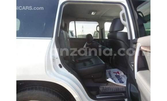 Nunua Imported Toyota Land Cruiser Nyeupe Gari ndani ya Import - Dubai nchini Arusha Nunua Imported Toyota Land Cruiser Nyeupe Gari ndani ya Import - Dubai nchini Arusha