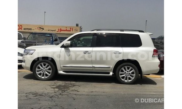 Nunua Imported Toyota Land Cruiser Nyeupe Gari ndani ya Import - Dubai nchini Arusha Nunua Imported Toyota Land Cruiser Nyeupe Gari ndani ya Import - Dubai nchini Arusha