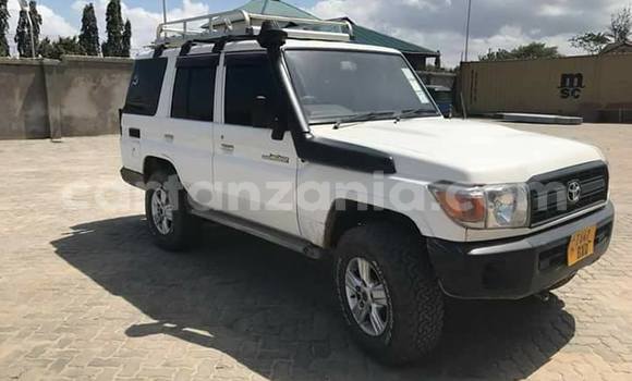 Buy Used Toyota Land Cruiser White Car in Karatu in Arusha Buy Used Toyota Land Cruiser White Car in Karatu in Arusha