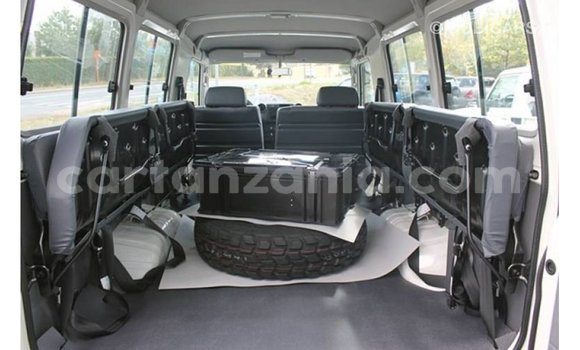 Nunua Imported Toyota Land Cruiser Nyeupe Gari ndani ya Import - Dubai nchini Arusha Nunua Imported Toyota Land Cruiser Nyeupe Gari ndani ya Import - Dubai nchini Arusha