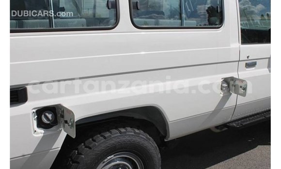 Nunua Imported Toyota Land Cruiser Nyeupe Gari ndani ya Import - Dubai nchini Arusha Nunua Imported Toyota Land Cruiser Nyeupe Gari ndani ya Import - Dubai nchini Arusha