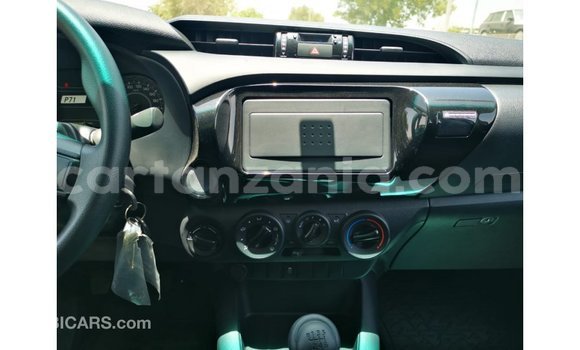 Nunua Imported Toyota Hilux Nyeupe Gari ndani ya Import - Dubai nchini Arusha Nunua Imported Toyota Hilux Nyeupe Gari ndani ya Import - Dubai nchini Arusha