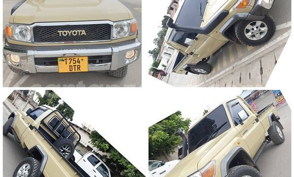 Nunua Ilio tumika Toyota Land Cruiser Beige Gari ndani ya Dar es Salaam nchini Dar es Salaam