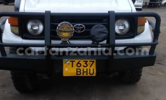Buy Used Toyota Land Cruiser White Car in Dar es Salaam in Dar es Salaam Buy Used Toyota Land Cruiser White Car in Dar es Salaam in Dar es Salaam