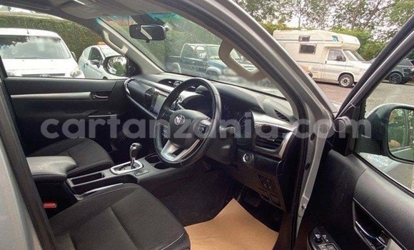 Nunua Ilio tumika Toyota Hilux Beige Gari ndani ya Dar es Salaam nchini Dar es Salaam Nunua Ilio tumika Toyota Hilux Beige Gari ndani ya Dar es Salaam nchini Dar es Salaam