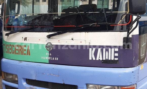 Nunua Ilio tumika Nissan Caravan Bluu Gari ndani ya Dar es Salaam nchini Dar es Salaam